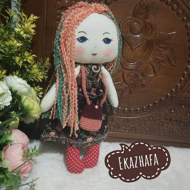 Boneka Kain Cantik Rambut Panjang Kepang Gaun Batik Aksen Hijau
