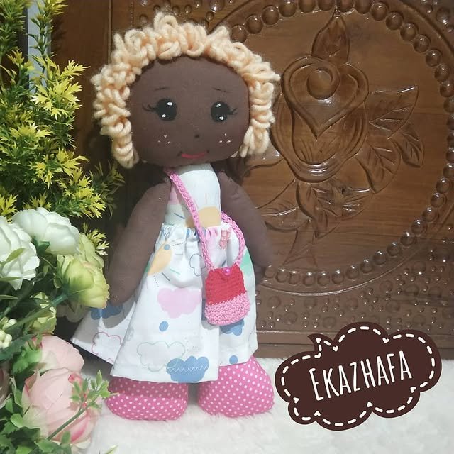 Boneka Kain Karakter Kulit Eksotis Rambut Pirang Gaun Awan Ceria