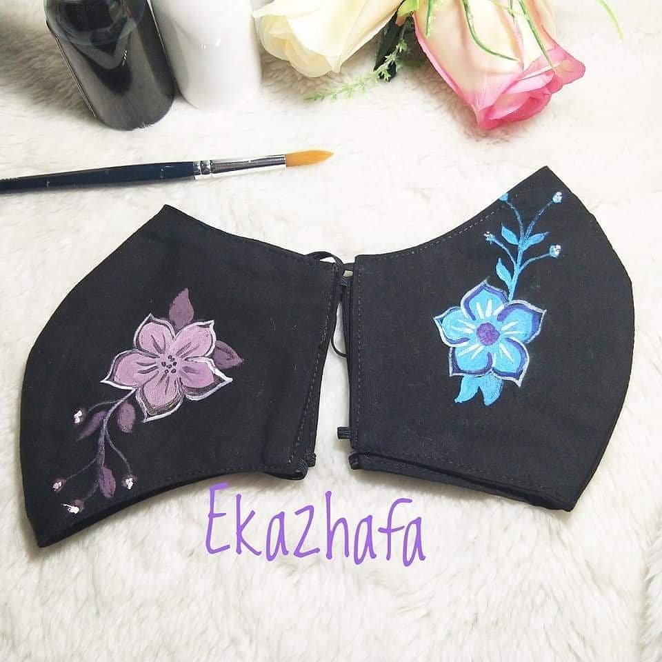 Masker Lukis Bunga - Hitam