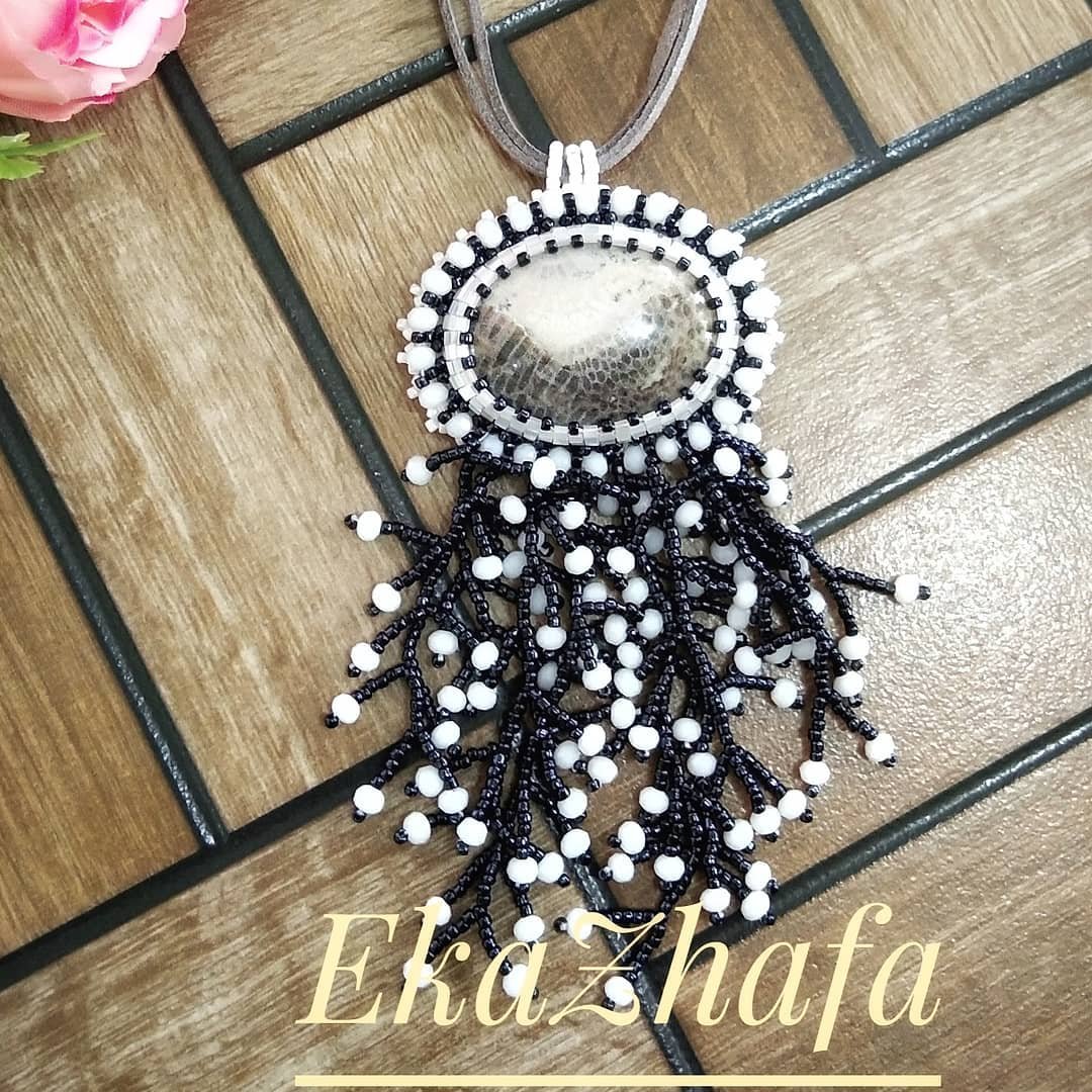 Kalung Etnik Sulam Manik Batu Fosil Rumbai Cabang Hitam-Putih