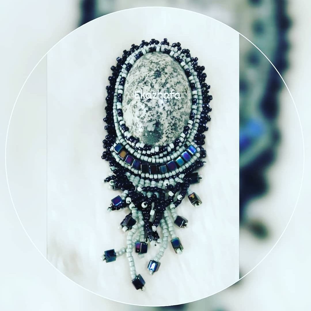 Liontin Sulam Manik Etnik Gotik Monokrom Aksen Kotak Metalik