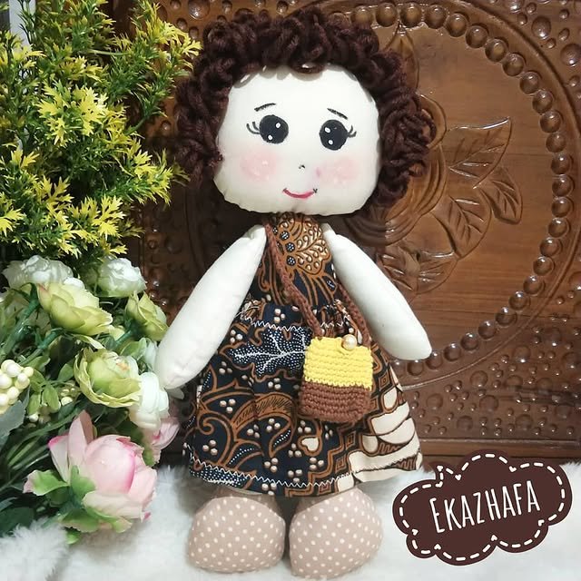 Boneka Kain Katun Cantik Rambut Keriting Cokelat Gaun Batik Klasik